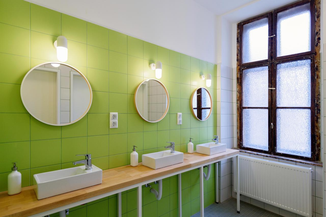Hostal Flow Spaces *