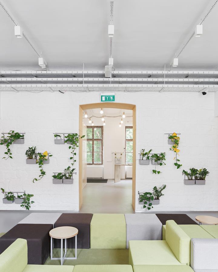 Hostal Flow Spaces